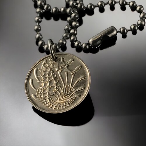 Charme hippocampe. Pendentif hippocampe. Collier pièce de monnaie SINGAPOUR. bijoux hippocampes.  Bijoux animaux en pièce de monnaie CHOISISSEZ l'année 00736