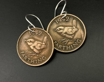 Boucles d'oreilles troglodyte. Boucles d'oreilles Angleterre. boucles d'oreilles oiseau. boucles d'oreilles jenny troglodyte farthing. bijoux en pièces de monnaie. Boucles d'oreilles pièce n°00831