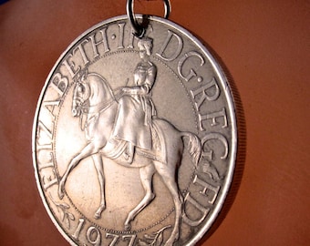 Horse Coin Pendant. Horse NECKLACE. Coin Jewelry .Silver Jubilee. England pendant. 1977 Jewelry. Queen Elizabeth. Equestrian No.001085