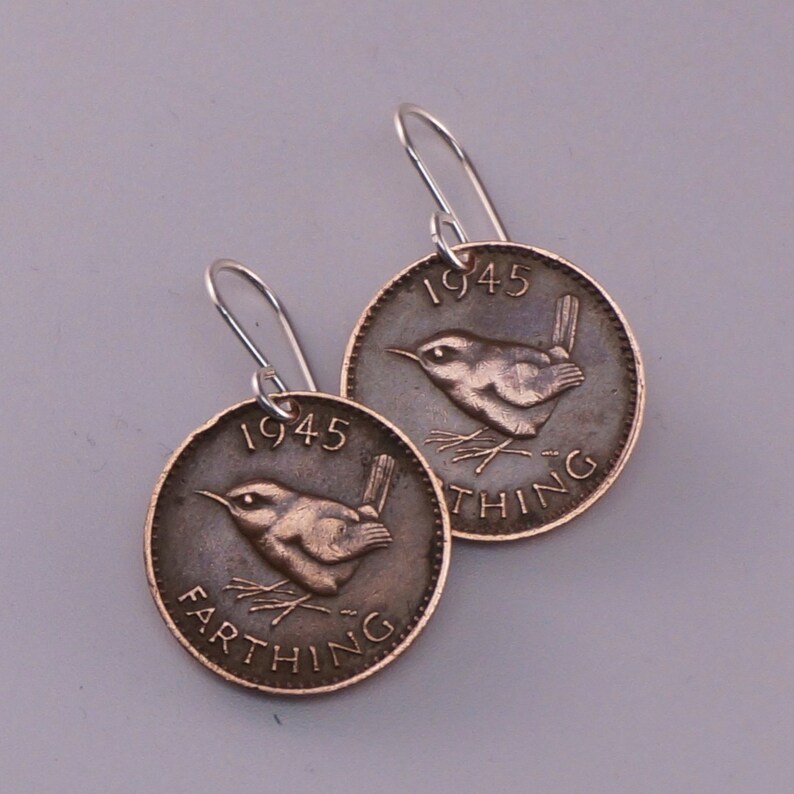 Boucles d'oreilles troglodyte. Boucles d'oreilles Angleterre. boucles d'oreilles oiseau. boucles d'oreilles jenny troglodyte farthing. bijoux en pièces de monnaie. Boucles d'oreilles pièce n00831 image 6