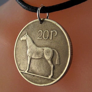 COLLIER DE PIÈCES IRLANDAIS. Bijoux cheval d'Irlande. Pendentif harpe Irlande . bijoux en pièces de monnaie. porte-clés homme. pendentif poney. Pièce n°00879