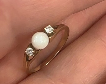 Vintage 10k gold  genuine pearl ring ladies yellow gold size 6 . No.002000