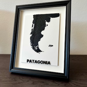 Mapa Topográfico 3D Personalizado – Paisagem Montanhosa Sob Medida com Marcador de Localização