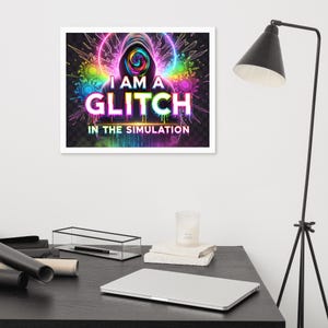 Puede incluir: Una impresión artística enmarcada con el texto "I AM A GLITCH IN THE SIMULATION" en colores neón. La obra presenta una figura encapuchada con un diseño arremolinado, rodeada de formas geométricas vibrantes y un fondo oscuro.