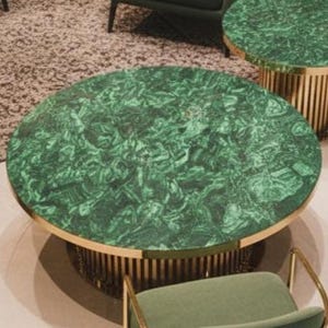 Luxe willekeurig bewerkte ingelegde edelsteen salontafel | Groene stenen moderne middentafel | Handgemaakte glamoureuze salontafel |