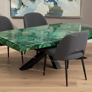 Op de afbeelding: Een set van drie keramische mokken met een gespikkelde, matte afwerking. De mokken zijn in crème, lichtgrijs en donkergrijs. Elke mok heeft een eenvoudig, minimalistisch ontwerp en een afgeronde handgreep.