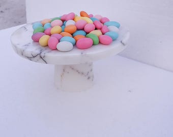 Handgefertigte Servierschüssel aus lila gemasertem Marmor - elegantes Sockel-Mittelstück