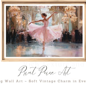Może przedstawiać: Obraz olejny na ścianę przedstawiający baletnicę w różowej sukience, oprawiony w jasną drewnianą ramę. Dzieło przedstawia salę balową z żyrandolami i publicznością. Tekst "Print Poise Art" znajduje się na dole.