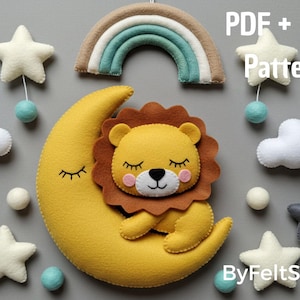 Könnte beinhalten: Baby-Mobile aus Filz mit einem gelben Löwen, der auf einem gelben Mond schläft, umgeben von weißen Sternen, Wolken und türkisfarbenen Pompons. Ein Regenbogen und der Text "PDF + SVG Pattern" sind ebenfalls sichtbar.