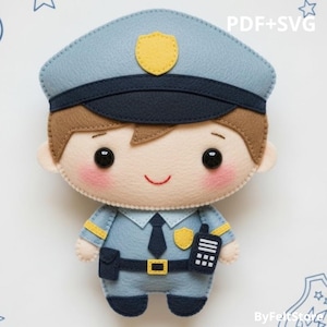 Pode incluir: Boneca de feltro feita à mão de um policial com uniforme e chapéu azul claro, e um distintivo amarelo. A boneca tem gravata, cinto e walkie-talkie pretos. Possui bochechas rosadas e um rosto sorridente. O texto "PDF+SVG" está no canto superior direito.