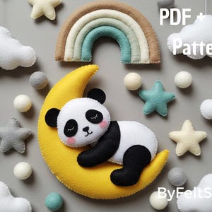 Puede incluir: Un oso panda de fieltro durmiendo sobre una luna creciente amarilla, rodeado de estrellas, nubes y un arcoíris de fieltro. La imagen incluye el texto "PDF + SVG Pattern" y "ByFeltStore". La paleta de colores incluye blanco, negro, amarillo y tonos pastel.