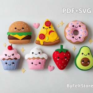 Pode incluir: Uma coleção de alimentos de feltro, incluindo um hambúrguer, uma fatia de pizza, um donut, um cupcake, um morango e um abacate, cada um com rostos sorridentes. A imagem inclui o texto "PDF+SVG" e "ByFeltStore".