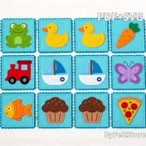 Puede incluir: Una colección de cuadrados de fieltro coloridos con varios diseños, incluyendo una rana, un pato, una zanahoria, un tren, un velero, una mariposa, un pez, una magdalena y una porción de pizza. Cada cuadrado tiene un fondo azul claro con un borde festoneado. El texto "PDF+SVG" y "ByFeltStore" son visibles.