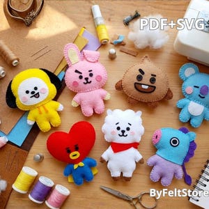 Könnte beinhalten: Eine Sammlung farbenfroher Filzpuppen, darunter ein gelber Hund, ein rosa Hase, eine braune Eichel, ein blauer Koala, ein rotes Herz, ein weißes Schaf und ein blaues Pferd. Das Bild zeigt auch Nähzubehör und den Text "PDF+SVG" und "ByFeltStore".