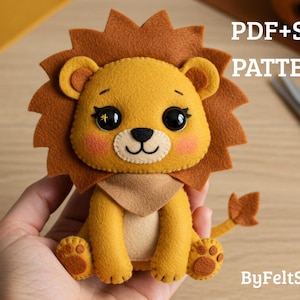 Pode incluir: Um filhote de leão de feltro feito à mão, com um corpo amarelo dourado, uma juba castanha e olhos grandes e pretos. O filhote de leão tem um cachecol bege e está sentado. O texto na imagem diz "PDF+SVG PATTERN" e "ByFeltStore".