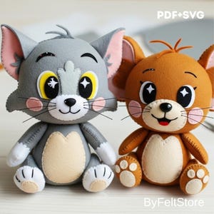 Pode incluir: Dois personagens de desenho animado de pelúcia, um gato e um rato. O gato cinza tem orelhas internas rosa, olhos amarelos e uma barriga branca. O rato marrom tem uma barriga branca e bochechas rosadas. O texto "PDF+SVG" está no canto superior direito.