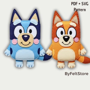 Puede incluir: Dos figuras de perro de fieltro, una azul y otra naranja, con ojos negros, mejillas rosas y caras sonrientes. El perro azul tiene una barriga blanca y orejas azul oscuro. El perro naranja tiene una barriga blanca y orejas marrones claras. El texto dice "PDF + SVG Pattern" y "ByFeltStore".