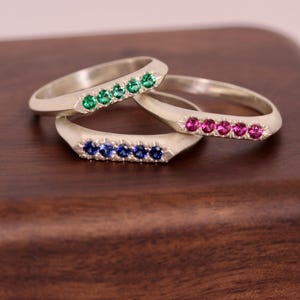 Anillo apilable de sello de plata con esmeralda sintética, rubí y zafiro. Anillo apilable con piedras preciosas verdes, rojas y azules.