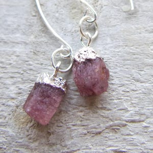 Ohrringe mit Haken Rubin: Sterlingsilber Juli Geburtsstein Minimalistischer Stil, Geschenk für Mutter, Tochter, Naturstein