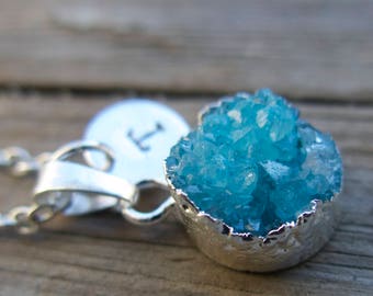 Collier druzy bleu personnalisé, bijou initial, cadeau mère, bijou lettre, turquoise, cadeau d'anniversaire, meilleure amie, pierre précieuse scintillante