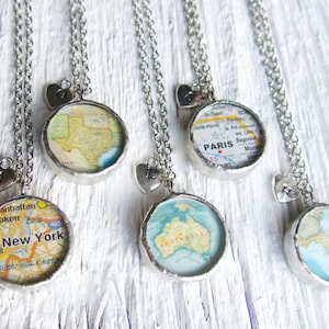 Personalisierte Zustand Schmuck Karte Halskette mit Initiale, Weltreise, Reisende, Stadt Land, maßgeschneiderte Reise, Glas Anhänger Geschenk, Andenken