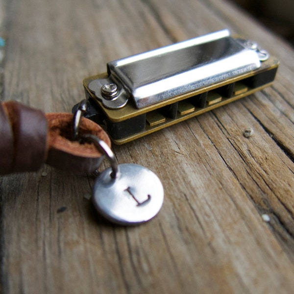 Collier harmonica miniature, cadeau pour papa, père, frère, collègue, initiale personnalisée pour garçon, petit ami, instrument, musicien pour lui