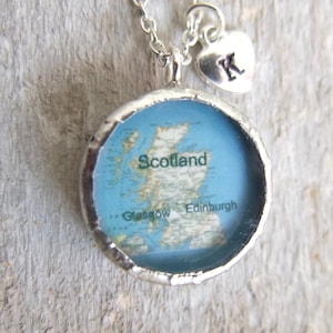 Collier pendentif carte de l'Écosse, cadeau tartan à carreaux écossais, initiale coeur personnalisée, voyage autour du monde, voyageur, ville pays, personnalisé