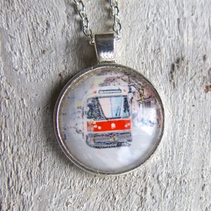 Collier de tramway de Toronto, TTC au Canada, tourisme touristique pour elle, fabriqué au Canada, pendentif souvenir, transport en bus, vie citadine À