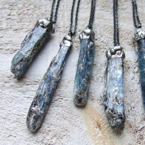 Colar de cianita índigo azul, letra B à esquerda, pingente de pedra preciosa bruta, boho boho de cura, presente para mulheres e homens, cristal bruto da África