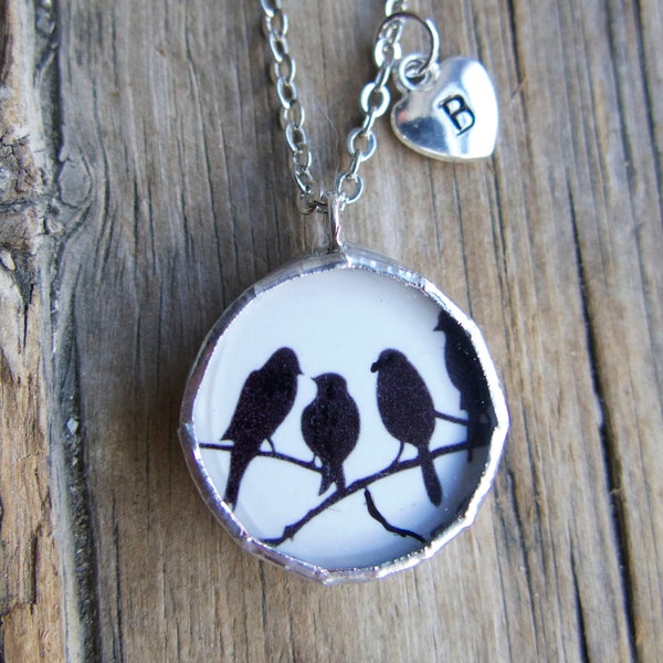 Oiseaux noirs sur une branche, pendentif de bijoux, bijoux, cadeau pour elle, amoureux des animaux, oiseau sur un fil, art de la silhouette, initiale personnalisée