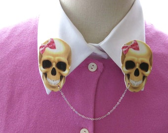 Rockabilly Skeleton Skull Quirky Double Brooch Collar Pins Retro Inspired Kitsch for Her Sweater Pull Women's Fashion Trend