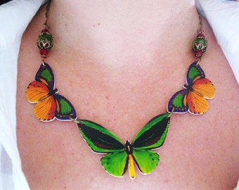 Joli collier papillon, bijoux tendance, best-seller en vert, rouge et jaune, accessoire lumineux, couleurs vives, beau cadeau d'anniversaire