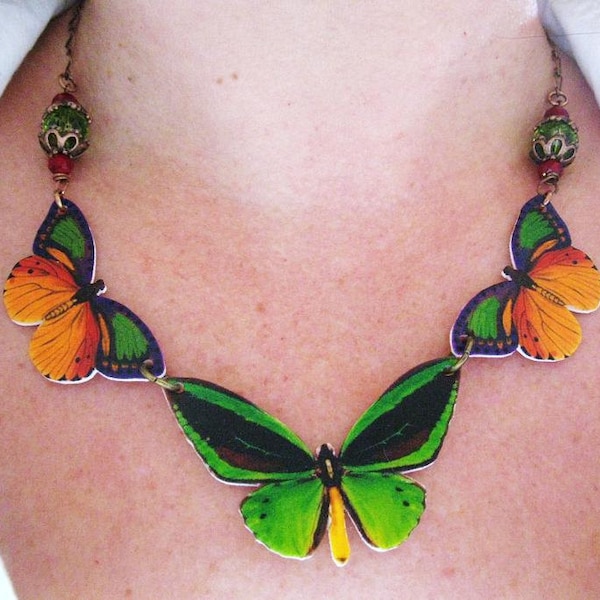 Joli collier papillon, bijoux tendance, best-seller en vert, rouge et jaune, accessoire lumineux, couleurs vives, beau cadeau d'anniversaire