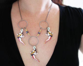 Collar llamativo con aros, amarillo y morado, con imagen de acróbatas de circo, mujeres y trapecistas de inspiración vintage. Hecho a mano en Canadá. Joyas divertidas con imágenes.