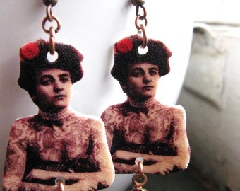 Orecchini pendenti taglienti ispirati al vintage rosa la signora del circo tatuata, immagine zingara di carnevale, regalo per un amico Funky presente immagine color seppia