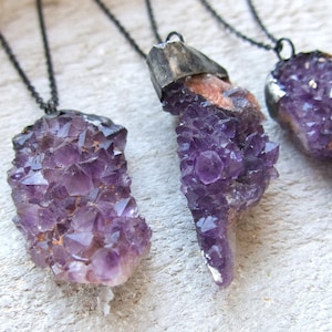 Collier en améthyste brute, pointes de cristal violet, géode naturelle, pierre de naissance en février, cadeau pour elle, pierre précieuse brute, rustique, gros pendentif