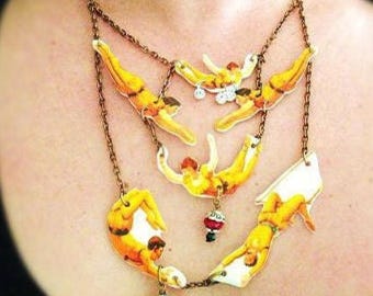 Collar con colgante de trapecista: colgante de circo retro, joyería multicolor de inspiración vintage, dije de acróbata volador