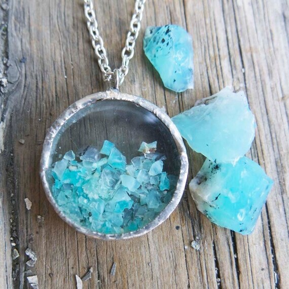 Man Gives Girlfriend A Necklace, 2 Years Later She Screams When She