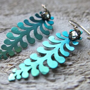 Pendientes colgantes con forma de hoja y pluma: aluminio azul verdoso, diamantes de imitación y pátina verde agua, diseño moderno y largo.