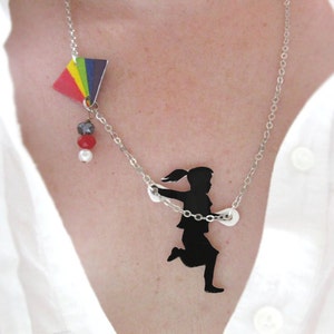 Regenbogen Halskette, Pride Flagge Schmuck, Lesben Statement Anhänger, Mädchen einen Drachen steigen lassen, schwarze Silhouette, Geschenk für LGBTQ, Schmuck für sie