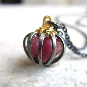 Rubin Halskette, Käfig Anhänger Geschenk für Mama, Roh Juli Birthstone, handgefertigt für Sie, Edelstein Geburtstag, Freundin vorhanden, Frau Kristall