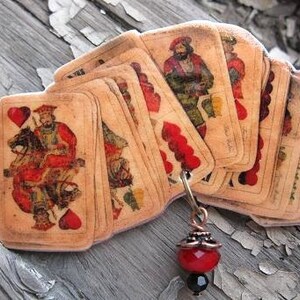 Vintage inspirierte ungarische Spielkarten Brosche, Bestseller Retro, Kartenspiele, Pokerspieler, Kartenspiel, alte Welt, Ephemera, bunt Pin