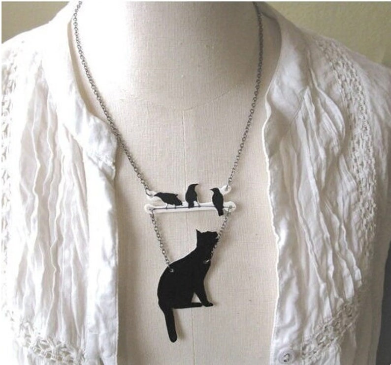 Collana con gatto nero e uccello, collana con animali, collana con ramo, collana di dichiarazione, sagoma di animale domestico fortunato, idea regalo di gioielli eccentrici immagine 2