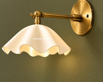 Handgemaakte messing wandlamp met bloemvormige lampenkap in mid-century modern stijl.