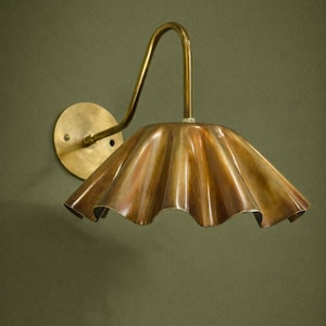 Handgemaakte koperen wandkandelaar met gecanneleerde paraplukap – vintage-geïnspireerde bedrade lamp