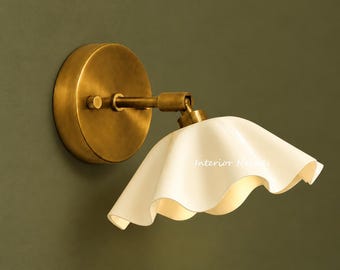 Bloemvormige wandlamp, messing wandlamp, lamp met geschulpte kap, wandlamp in mid-century modern stijl, handgemaakte verlichting voor slaapkamer en badkamer