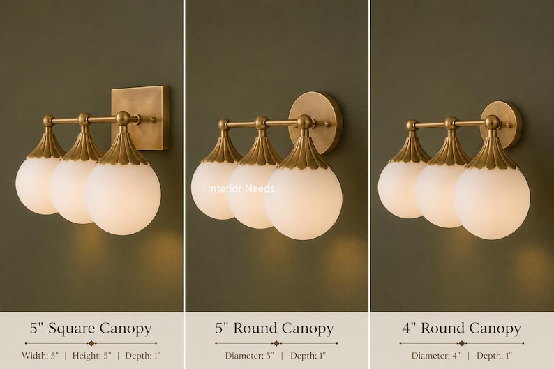 Puede incluir: Tres apliques de pared de lat&oacute;n con globes de vidrio esmerilado blanco y tapas met&aacute;licas estriadas. Las opciones incluyen una base cuadrada de 12,7 cm, una base redonda de 12,7 cm o 10,16 cm. Cada l&aacute;mpara tiene una barra horizontal con tres luces.