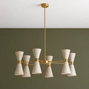 Könnte beinhalten: Ein moderner Kronleuchter mit goldener Oberfläche und acht cremefarbenen, kegelförmigen Schirmen. Die Leuchten sind um eine zentrale Nabe angeordnet und bilden ein symmetrisches Design. Die Leuchte hängt an einer goldfarbenen Stange.