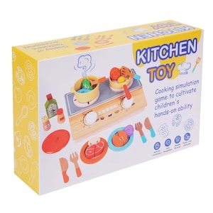 Puede incluir: Un juego de juguetes de cocina en caja con una estufa de madera, ollas, sartenes y comida de juguete. La caja es amarilla y blanca con las palabras "KITCHEN TOY" y "Cooking simulation game to cultivate children's hands-on ability."