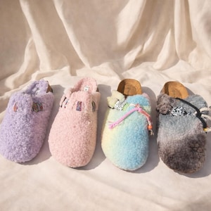 Tamancos femininos da moda para 2026, com forro de lã ou material leve, calçados aconchegantes e confortáveis, mules femininas, design escandinavo estilo Pinterest.